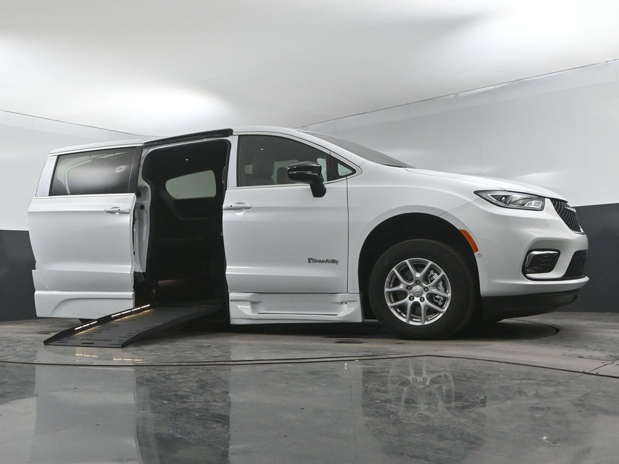 New 2025 Chrysler Pacifica Select Safety - BraunAbility Side Entry Entry Fold Out Automatic Ramp