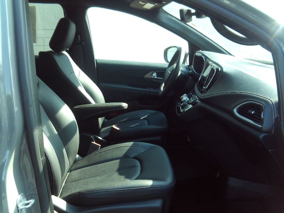 Grey Chrysler Pacifica image number 5