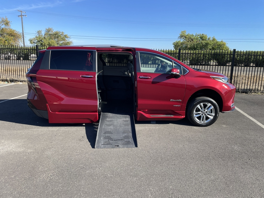Used 2021 Toyota Sienna Hybrid Limited - BraunAbility Side Entry Entry Fold Out Automatic Ramp