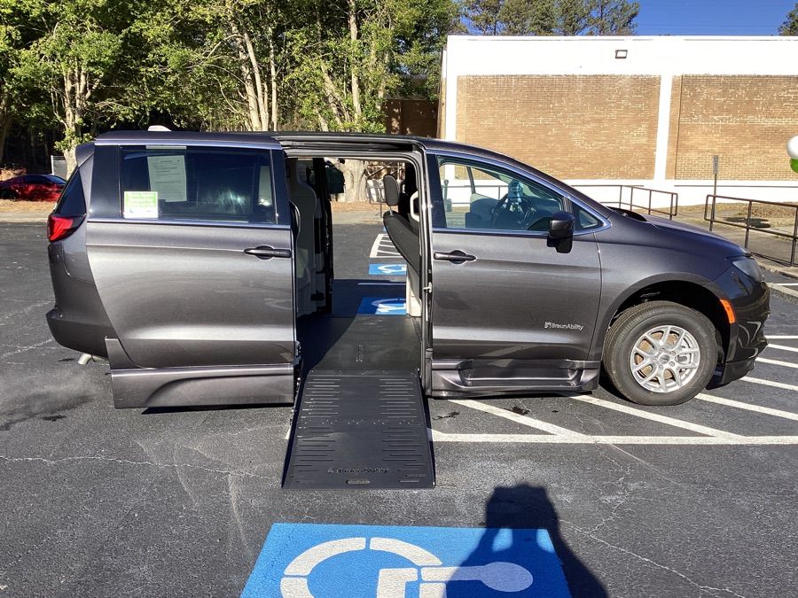 Used 2022 Chrysler Voyager LX's photo