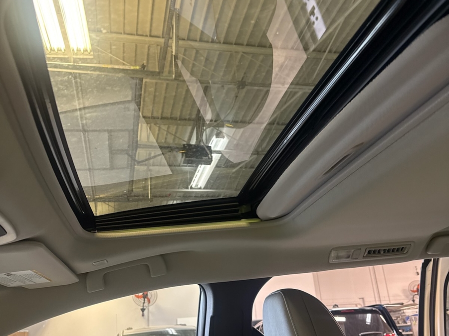 White Toyota Sienna image number 12