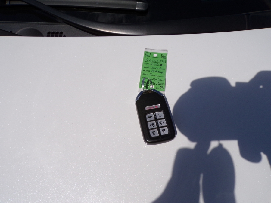 White Honda Odyssey with Side Entry Automatic In Floor ramp