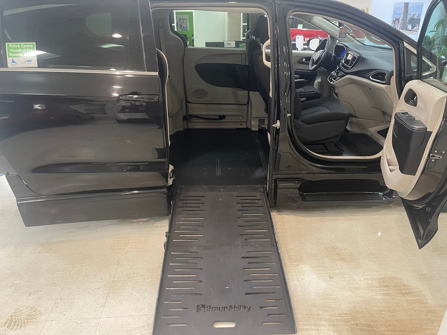 Black Chrysler Voyager image number 12
