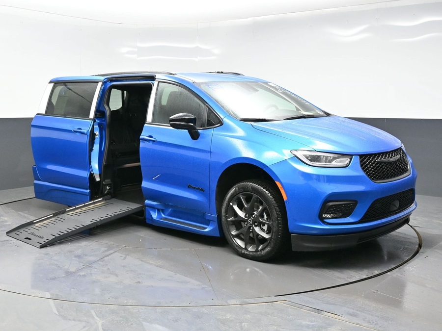 New 2026 Chrysler Pacifica Select Sport - BraunAbility Side Entry Entry Fold Out Automatic Ramp
