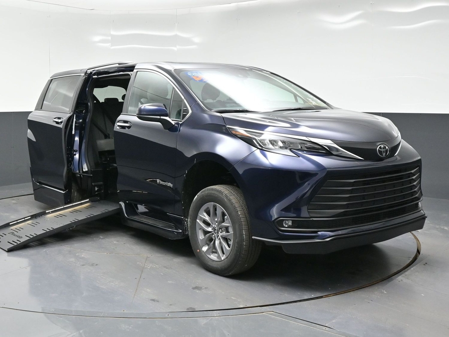 Blue Toyota Sienna image number 21