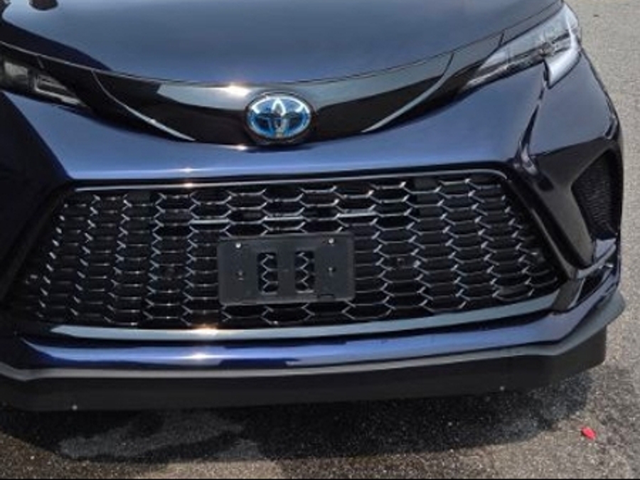 Blue Toyota Sienna image number 9
