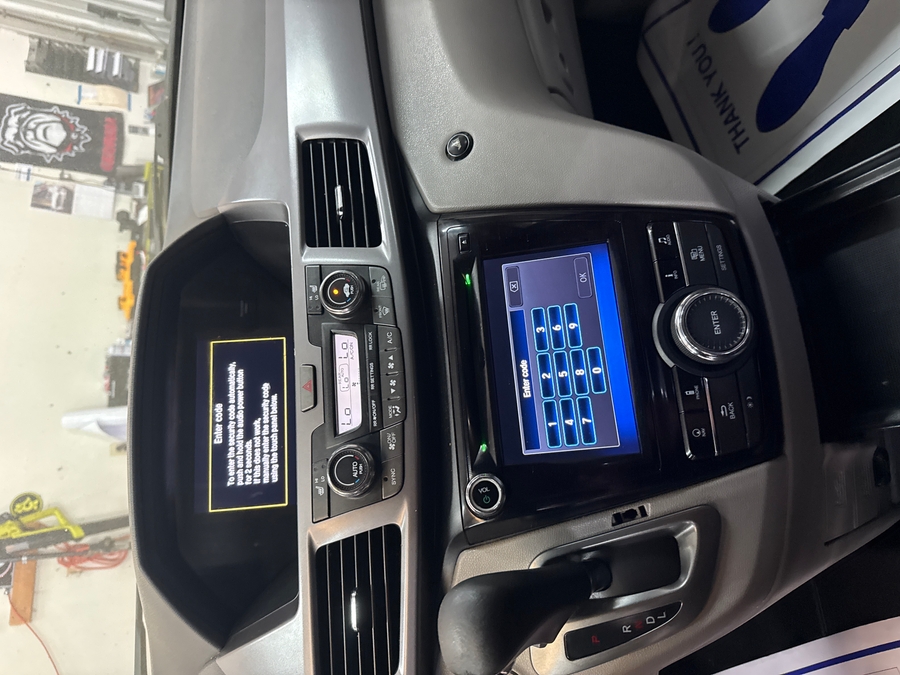 Blue Honda Odyssey image number 9