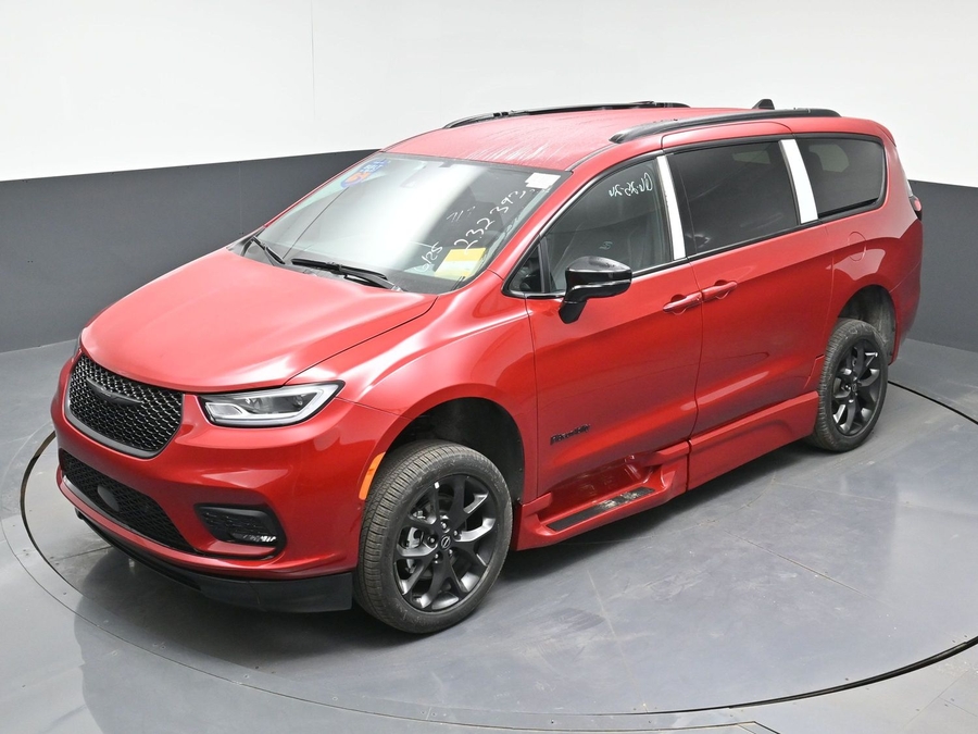 Red Chrysler Pacifica image number 22