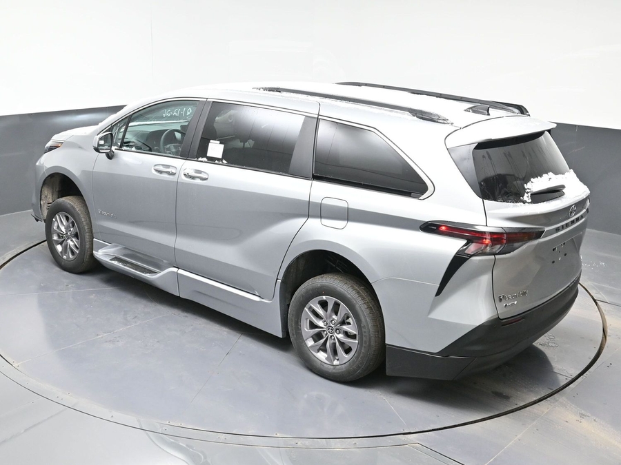 New 2025 Toyota Sienna Hybrid XLE Plus - BraunAbility Side Entry Entry Fold Out Automatic Ramp