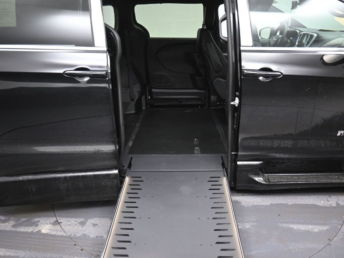 Black Chrysler Pacifica image number 18