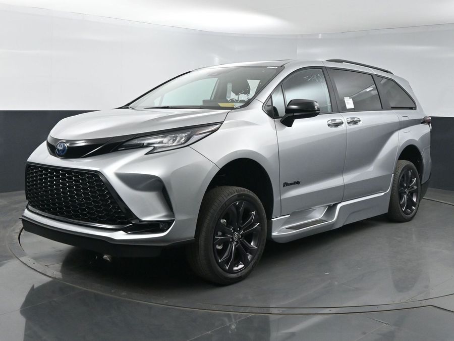 New 2025 Toyota Sienna Hybrid XSE Sport - BraunAbility Side Entry Entry In Floor Automatic Ramp