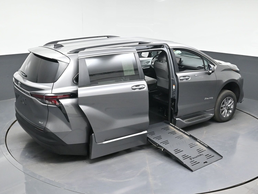 Grey Toyota Sienna image number 23