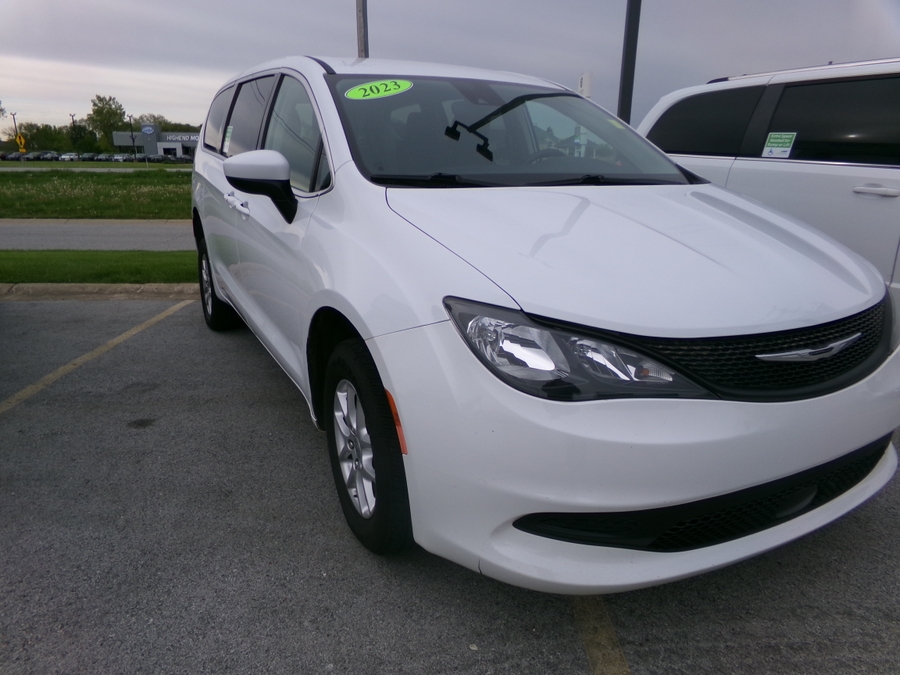 White Chrysler Voyager image number 1