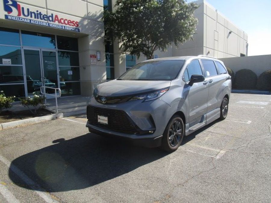 New 2025 Toyota Sienna Hybrid XSE Sport - VMI Side Entry Entry In Floor Automatic Ramp