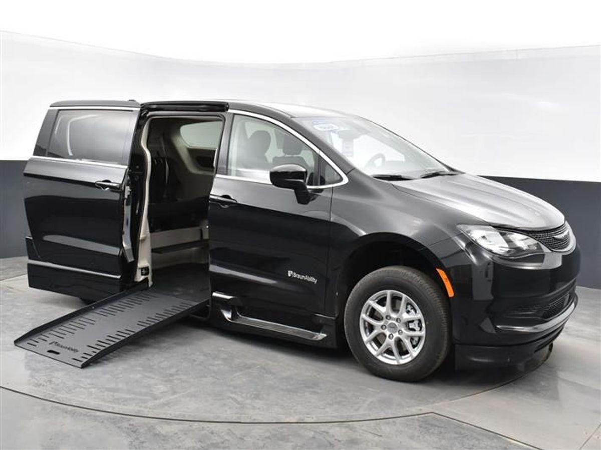 2023 CHRYSLER VOYAGER - Image 1