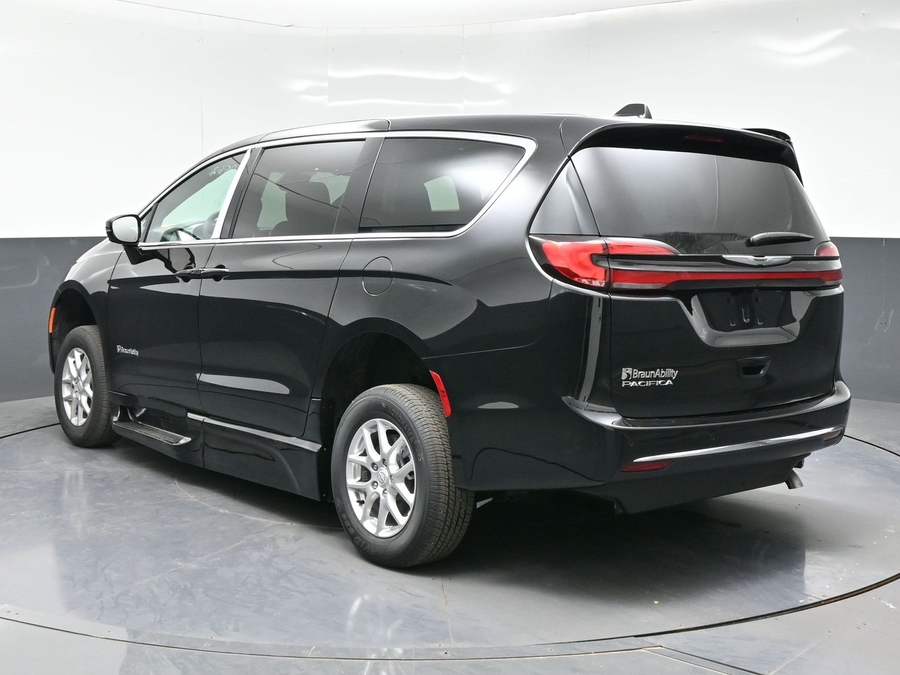 Black Chrysler Pacifica image number 9
