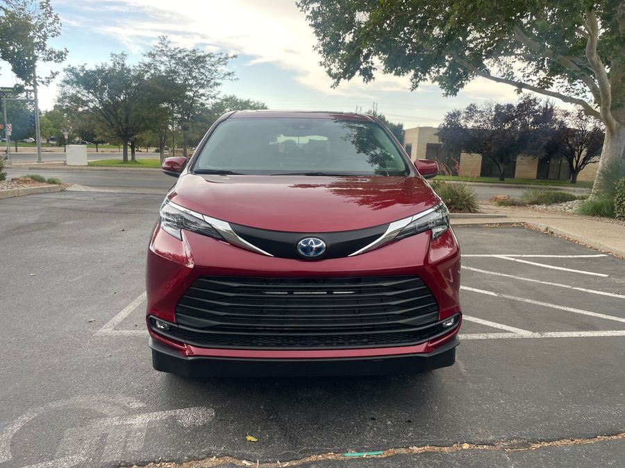New 2025 Toyota Sienna Hybrid XLE - VMI Side Entry Entry In Floor Automatic Ramp
