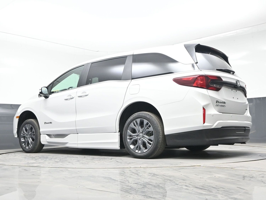 White Honda Odyssey image number 20