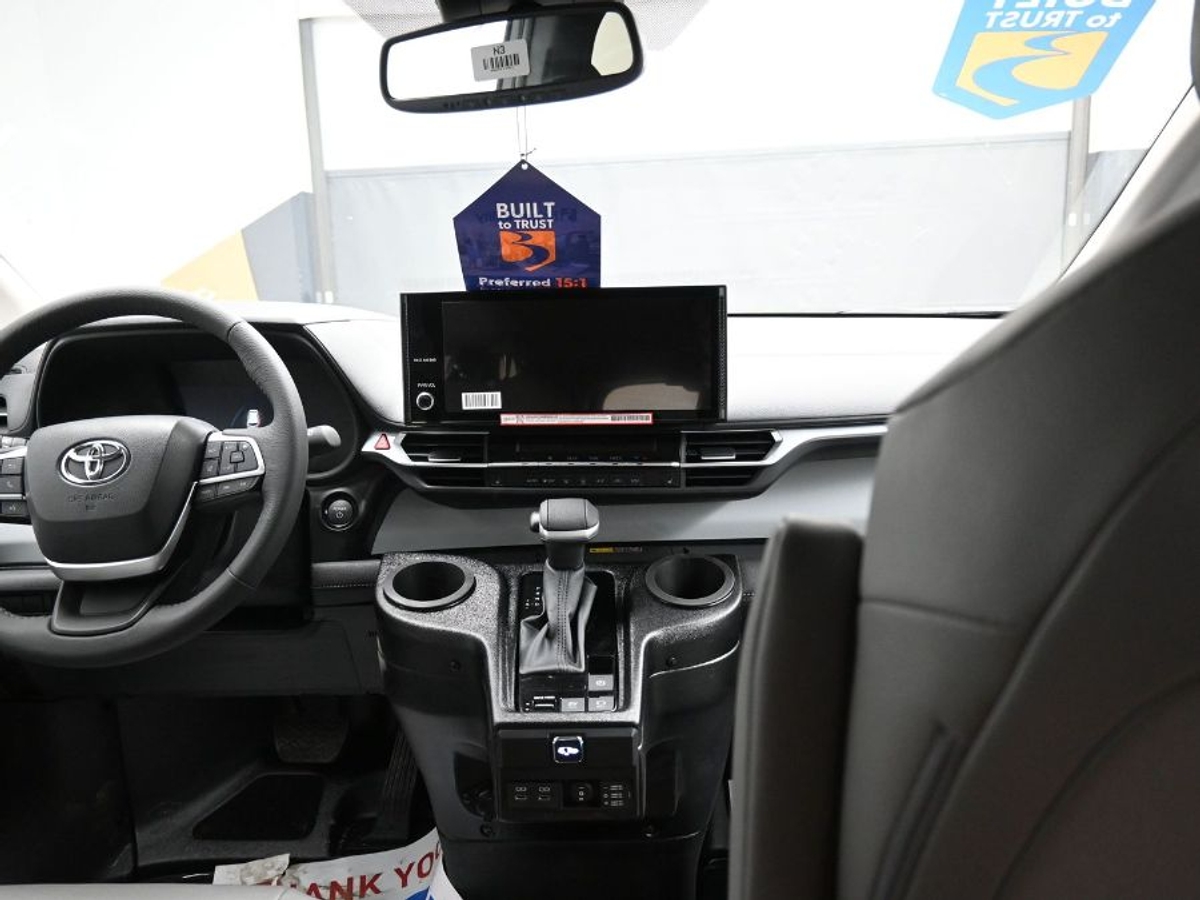 Grey Toyota Sienna image number 12