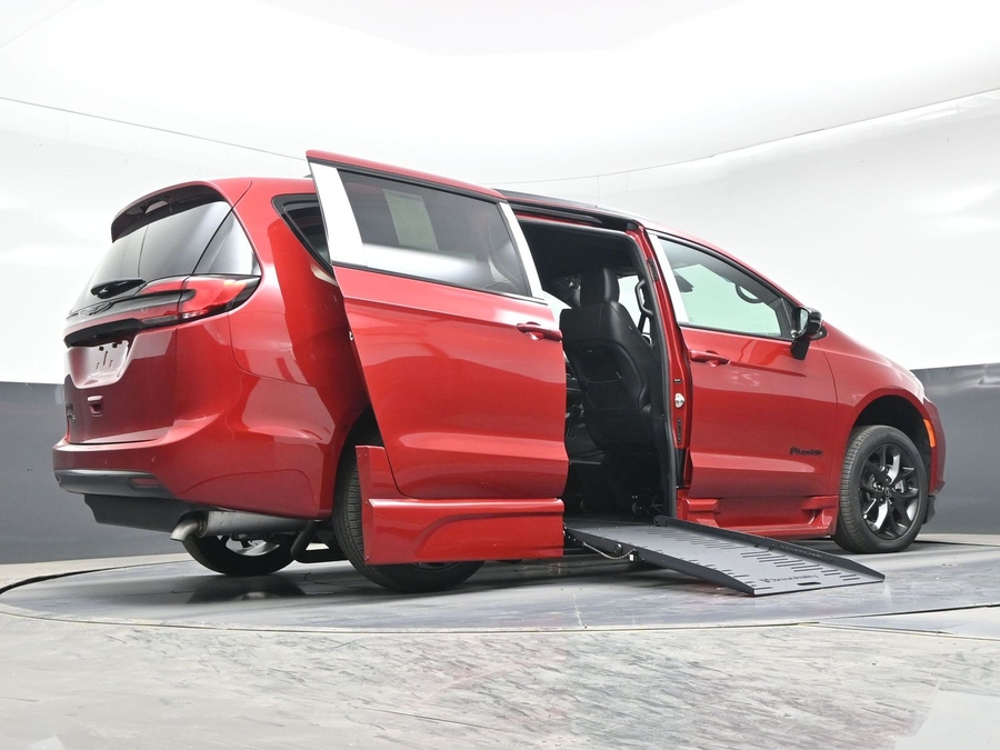 Red Chrysler Pacifica image number 21