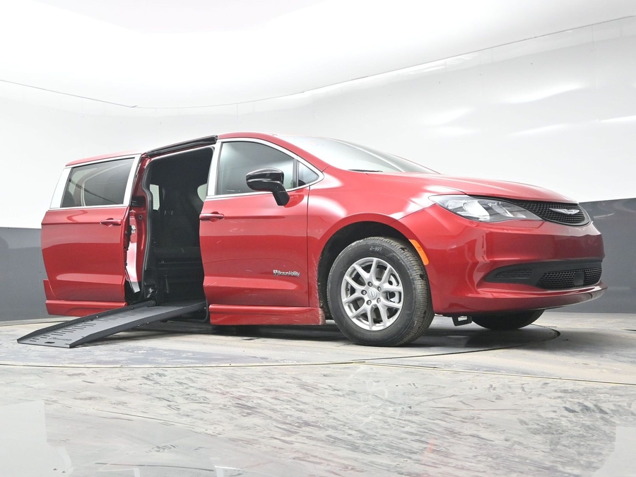 Red Chrysler Voyager image number 18