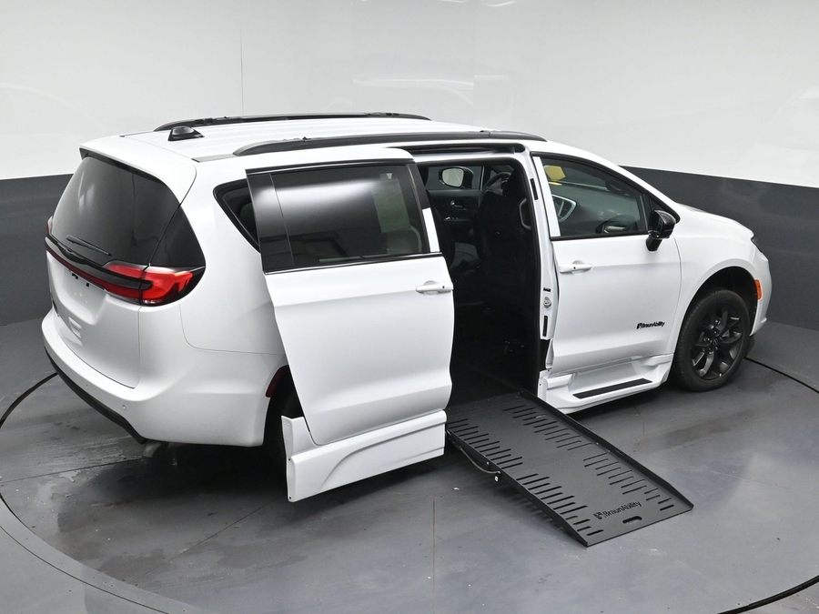 White Chrysler Pacifica image number 22