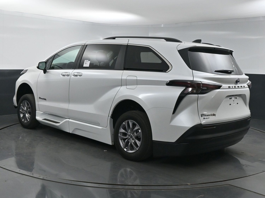 New 2025 Toyota Sienna Hybrid XLE Plus - BraunAbility Side Entry Entry In Floor Automatic Ramp