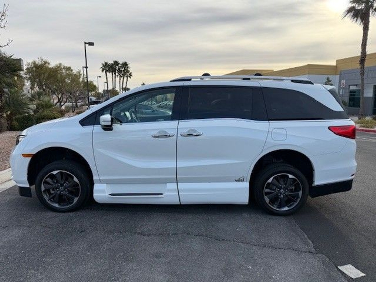 White Honda Odyssey image number 10