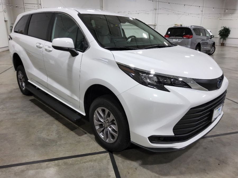 White Toyota Sienna image number 6