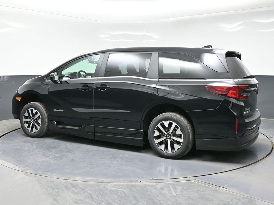 Black Honda Odyssey image number 3