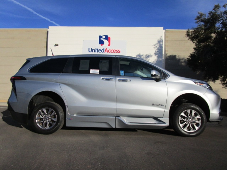 Used 2024 Toyota Sienna Hybrid XLE Base - BraunAbility Side Entry Entry Fold Out Automatic Ramp