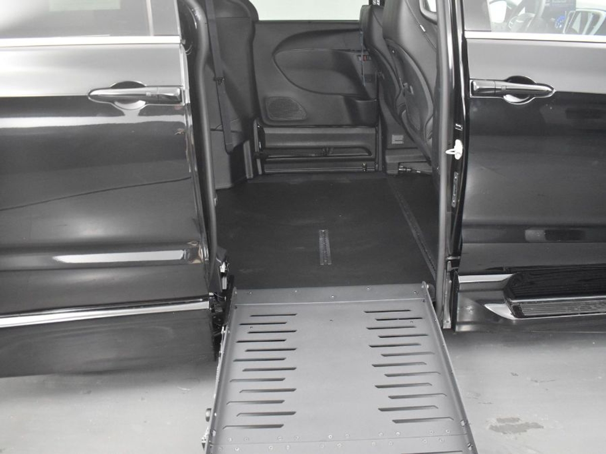 2025 CHRYSLER PACIFICA - Image 12