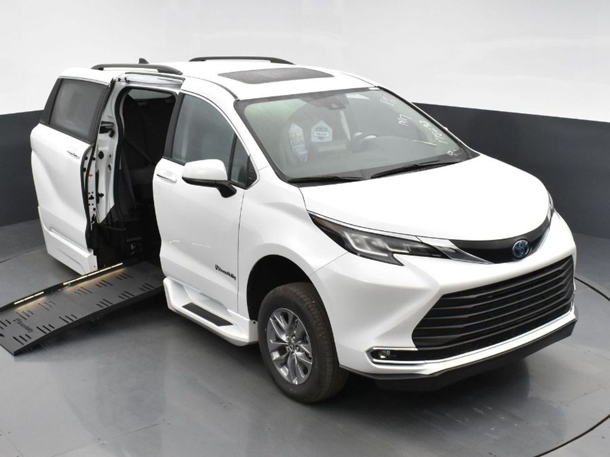 2023 Toyota Sienna XLE - Photo 14