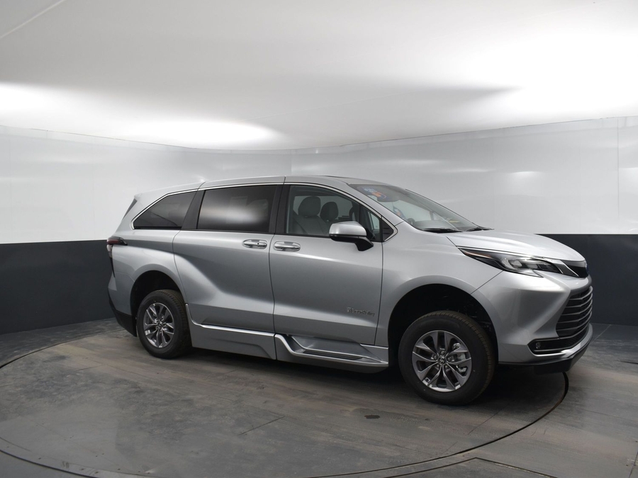 New 2025 Toyota Sienna Hybrid XLE Base - BraunAbility Side Entry Entry Fold Out Automatic Ramp