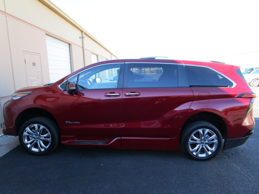 Used 2022 Toyota Sienna Hybrid Platinum - BraunAbility Side Entry Entry In Floor Automatic Ramp