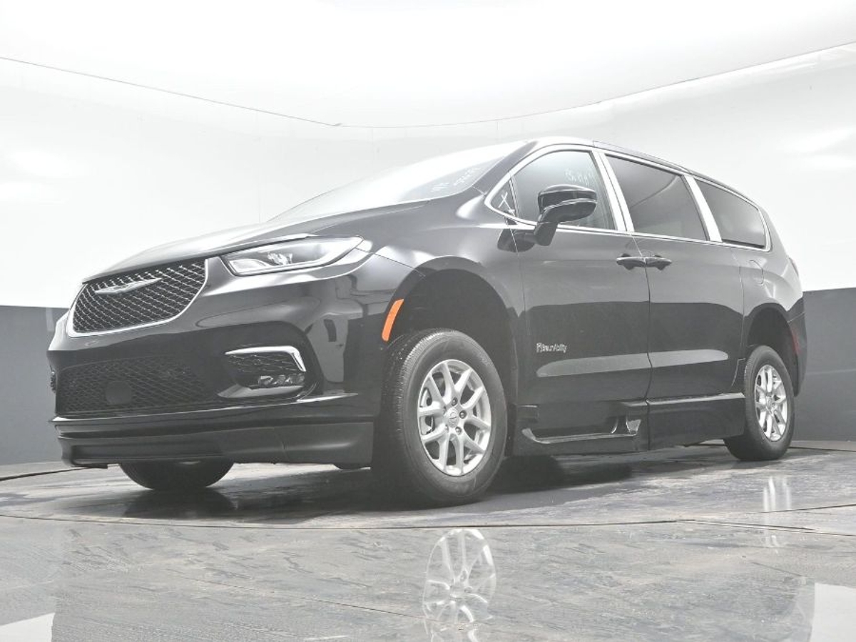 Black Chrysler Pacifica image number 10