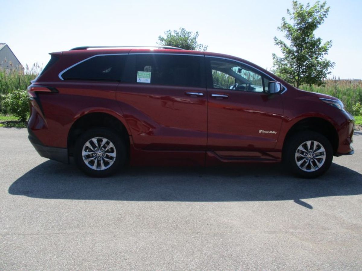 Red Toyota Sienna image number 7