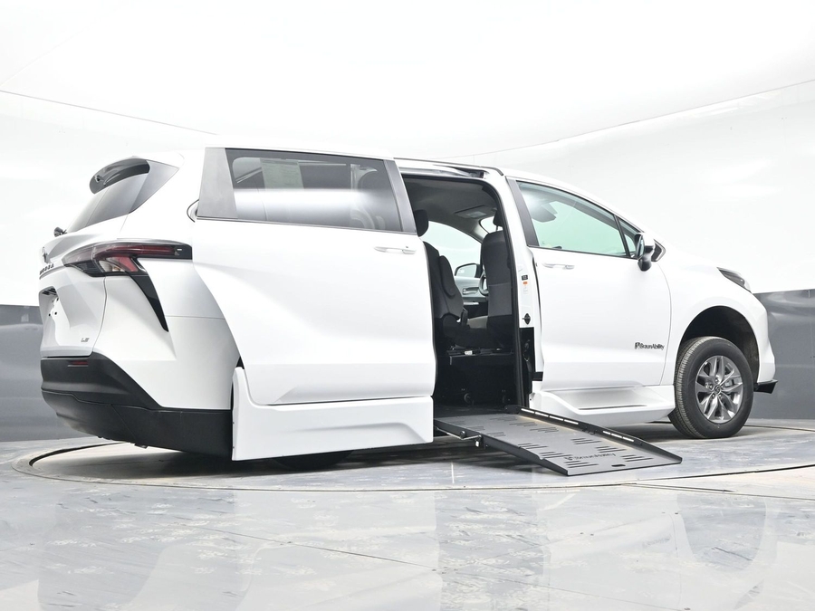 New 2025 Toyota Sienna Hybrid LE - BraunAbility Side Entry Entry Fold Out Automatic Ramp