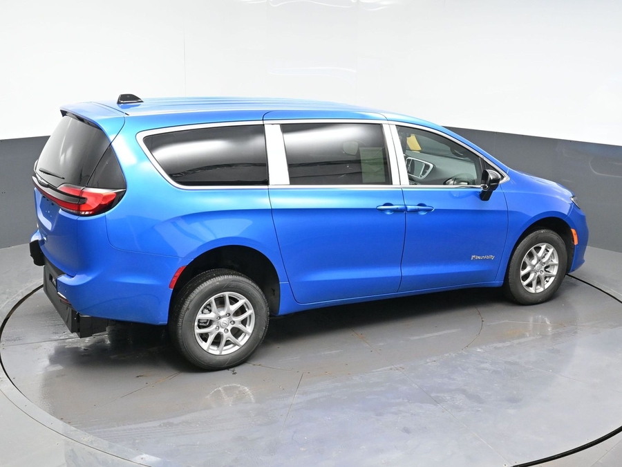 Blue Chrysler Pacifica image number 10