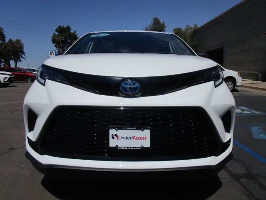 New 2025 Toyota Sienna Hybrid XSE Sport - BraunAbility Side Entry Entry Fold Out Automatic Ramp