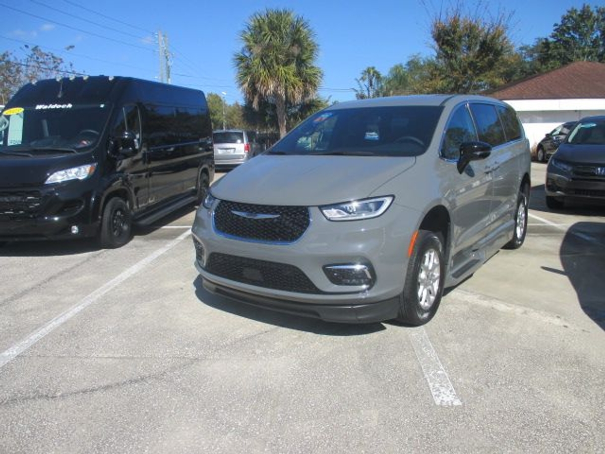 Grey Chrysler Pacifica image number 9
