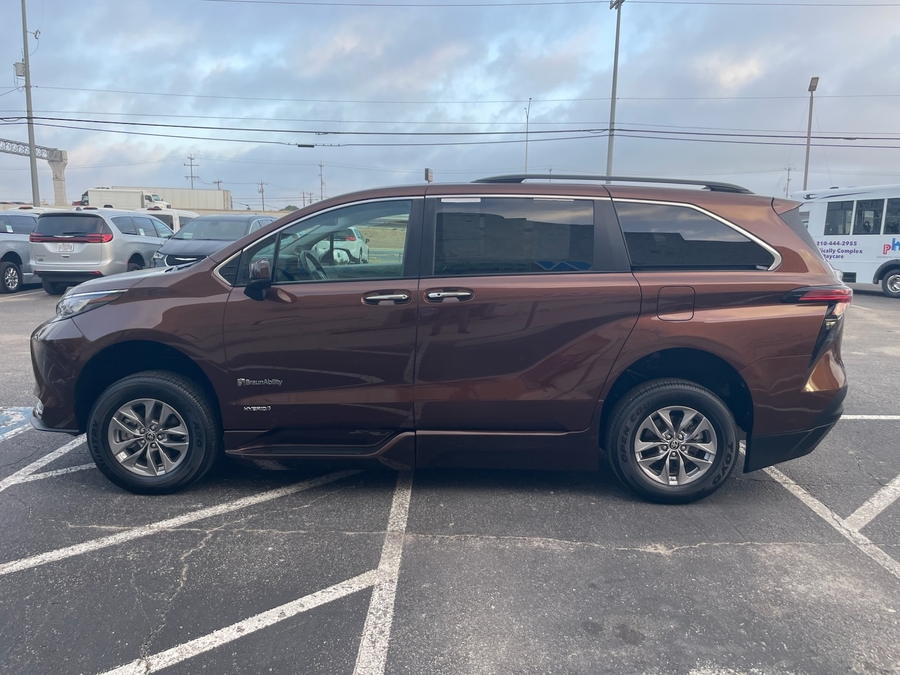  Toyota Sienna image number 7