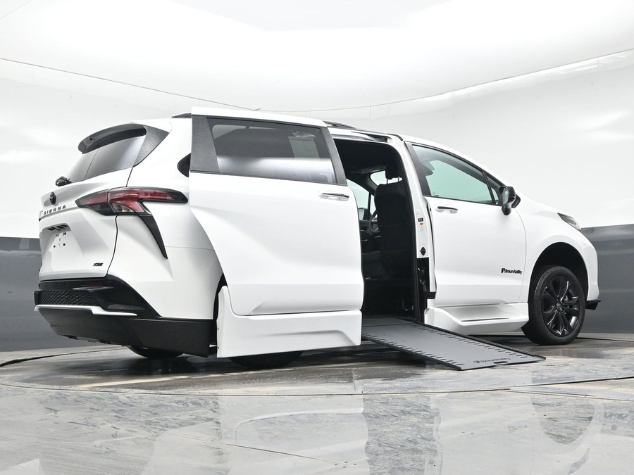 New 2026 Toyota Sienna Hybrid XSE Sport - BraunAbility Side Entry In Floor Automatic Ramp
