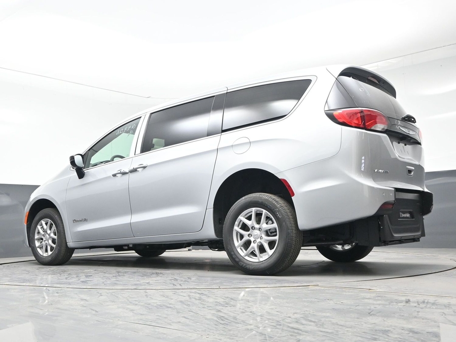 Silver Chrysler Voyager image number 19