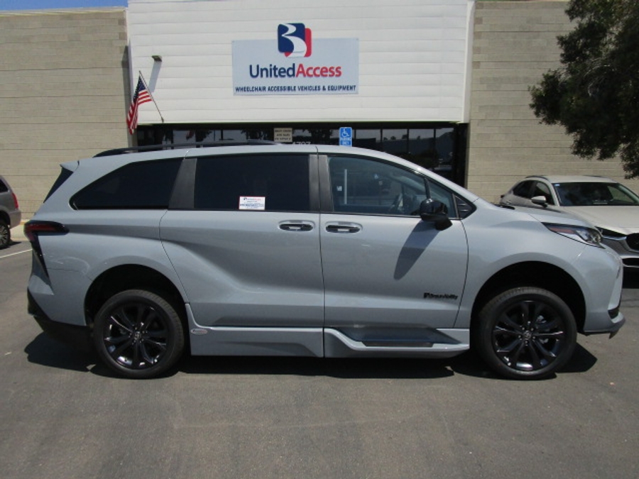 New 2026 Toyota Sienna Hybrid XSE Sport - BraunAbility Side Entry Entry Fold Out Automatic Ramp