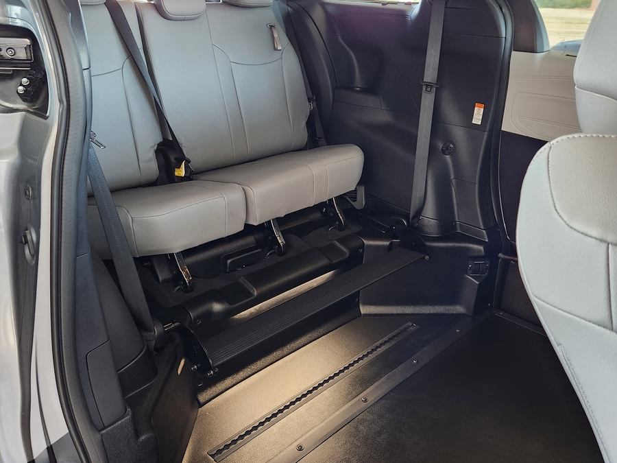 Grey Toyota Sienna image number 17