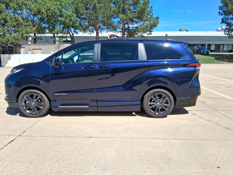 Blue Toyota Sienna image number 14