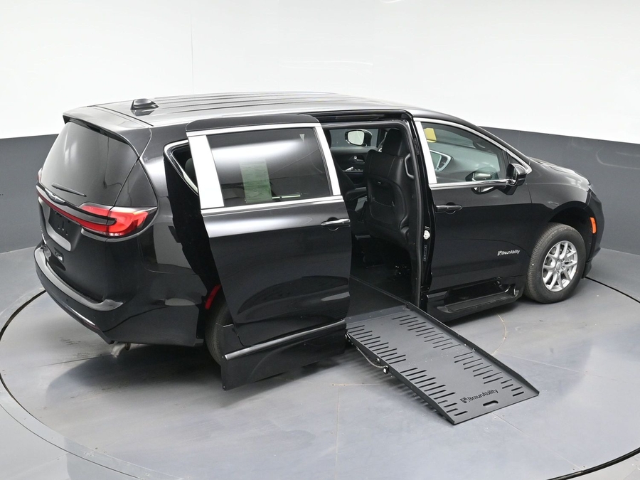 Black Chrysler Pacifica image number 7