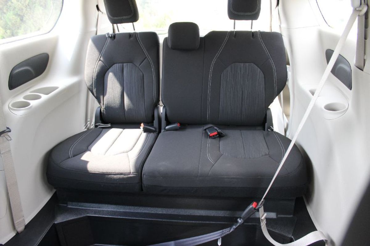 White Chrysler Voyager image number 13