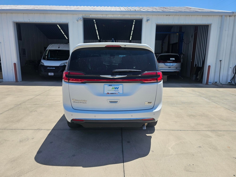White Chrysler Pacifica image number 11